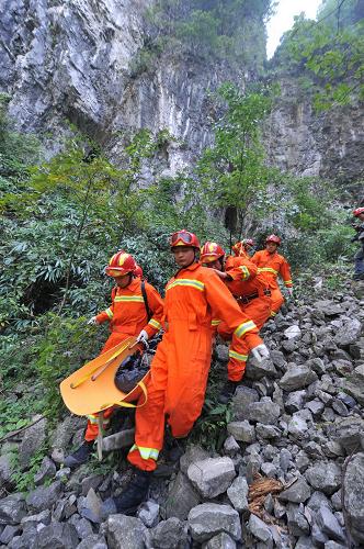 10月9日,消防战士在天门山峡谷搬运遇难选手遗体。当日,救援人员在张家界天门山景区一个上百米深的幽深峡谷中找到了8日不幸遇难的翼装飞行选手维克多·科瓦茨的遗体。经过数个小时的艰难搬运,遇难者遗体于当日15时前后被运出峡谷。8日下午3时,参加第二届世界翼装飞行世锦赛的匈牙利选手维克多在天门山国家森林公园试飞时不幸坠落山间。事故发生后,张家界组织公安干警、森林警察、消防、武警等近200人参与现场搜救,并于9日上午在天门山国家森林公园“二十弯”处悬崖下发现遇难者遗体。目前,相关善后处置工作正在进行之中。新华社记者 龙弘涛 摄