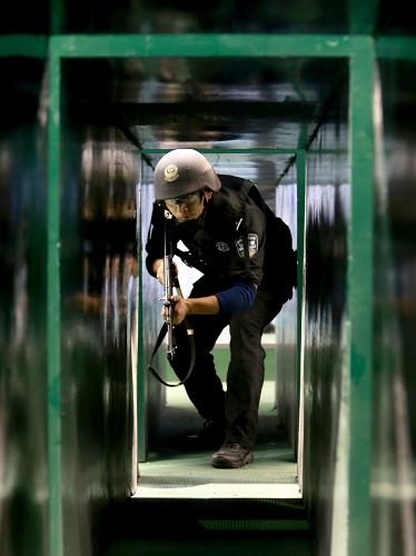 10月18日,在中部四省公安特警“大比武”中,一名特警队员参加射击技能科目中“单兵出击”项目的比赛。新华社发(刘书亭 摄)