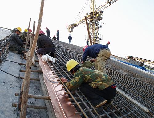11月6日,工人们在南水北调中线总干渠与青兰高速连接线交叉工程工地上进行铺设钢筋作业。新华社发(牟宇 摄)
