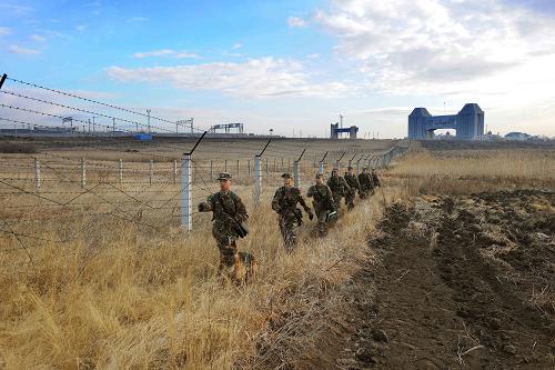 边防官兵携带北斗小型化手持用户机巡逻(11月1日摄)。新华社发