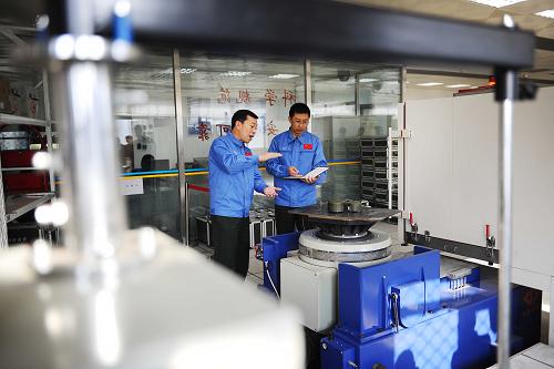 总站技术人员对北斗车载用户终端的天线进行抗振动试验(10月21日摄)。新华社发