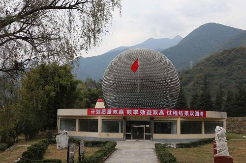 在西昌卫星发射中心航天科技公园内,五星红旗迎风招展。新华社记者 王建民 摄