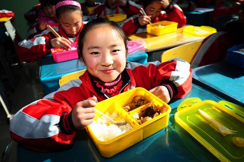 12月19日,西宁市城北区大堡子镇小学学生王倩倩在吃午饭。新华社发(李少鹏 摄)