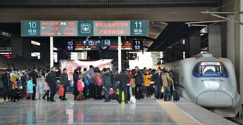 12月27日,乘坐京津城际列车的旅客在北京南站下车后有序出站。新华社发(杨宝森 摄)