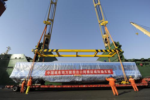 1月1日,我国出口阿根廷城际动车组首列车辆在青岛港装船,准备运往阿根廷。当日,我国城际动车组最大一笔出口订单首列车辆在中国南车四方股份公司下线,并从青岛港装船运往阿根廷,预计于2月10日抵达。据介绍,2013年初,中国南车四方股份公司先后两次与阿根廷签约总计709辆、总额近10亿美元的城际动车组供货合同,成为迄今为止我国城际动车组出口量最大的订单,占2013年阿根廷动车组市场采购总量的93%左右。南车四方介绍,709辆城际动车组将分批交付,第一批409辆车将于2014年6月全部交付阿根廷;第二批300辆车将于2015年7月交付阿方。新华社发(窦新 摄)