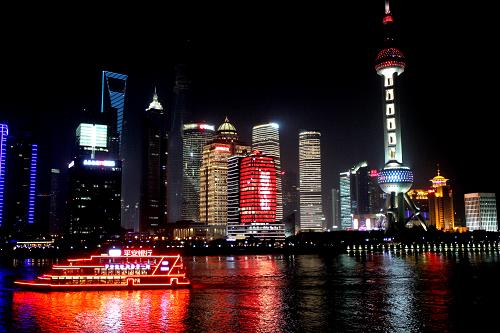 1月1日,中国金融信息中心大厦的外立面打出“新华社”的字样。新华社记者 刘颖 摄