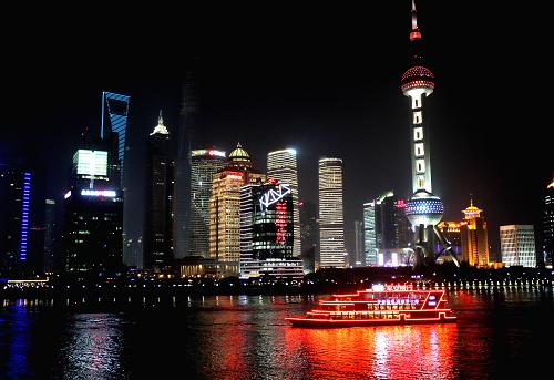 1月1日,中国金融信息中心大厦的外立面打出“新年好”的字样。新华社记者 刘颖 摄