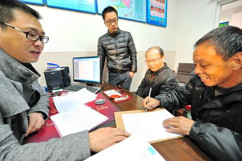 1月3日,农民工李理发(右一)在霞浦县人社局工作人员的见证下签订领取被某建筑公司拖欠工资协议。2013年初以来,为遏制拖欠农民工工资行为,福建省霞浦县健全县、乡、村(社区)三位一体的监管机制,建立农民工工资保障金制度。截至2013年12月,该县已受理欠薪案件41起,为653名农民工追回工资514.5万元。新华社记者 林善传 摄