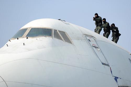 1月6日,武警特战队员从机顶接近被“劫持”客机驾驶舱。新华社发(李涛 摄)