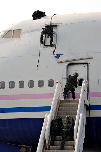 1月6日,武警特战队员从机顶和前舱门对被“劫持”客机实施武力突击。新华社发(黄勋 摄)
