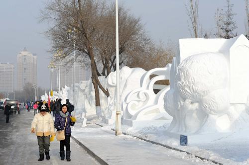 1月7日,观众在参观雪雕作品。新华社记者 王松 摄