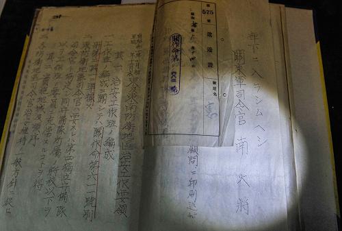 这是1932年南次郎签署的《关东军命令》(1月7日摄),主要内容是对日军占领的东北地区的兵力配属进行变更,以及配备装甲列车及装甲轨道车,以便更好进行统治等。新华社记者 王昊飞 摄