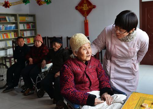 1月9日,山东邹平县昶胜老年公寓的靳永莲(右一)在询问老人需求。 曾在某银行就职的靳永莲是山东邹平县临池镇大房村人,2009年初,靳永莲看到农村因青壮年外出打工、经商出现大量空巢老人无人照顾的现象,于是筹措300万元回老家办起了昶胜老年公寓。5年间先后有百名老人入住。 公寓入住的大部分是80岁以上的老人,许多老人生活不能自理,靳永莲和她的员工们用百般的热情和耐心,从日常的穿衣戴帽、喂饭洗澡等饮食起居到带领老人日间保健锻炼、娱乐休闲,进行无微不至的关怀和照顾,让老年公寓成为空巢老人安度晚年的乐园。新华社发(董乃德 摄)