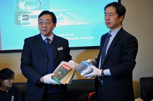 1月26日,侵华日军南京大屠杀遇难同胞纪念馆馆长朱成山(左)代表馆方接收加拿大侨领杜融委托捐赠的反映中国远征军抗战的丰富文物史料。当日,侵华日军南京大屠杀遇难同胞纪念馆扩容工程新馆文物史料征集暨聘请文物征集志愿者新闻发布会在南京举行。侵华日军南京大屠杀遇难同胞纪念馆获赠了一批反映日军侵华罪行和抗日战争胜利相关题材的文物、史料,共计20余件,这也是该批文物、史料首次向外界公开。同时,纪念馆馆方还在发布会上聘请了首批文物征集志愿者。新华社记者 沈鹏 摄