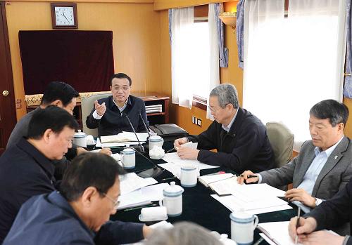 1月26日,中共中央政治局常委、国务院总理李克强在赴陕西商洛、安康看望慰问困难群众的火车上,专门召开会议,听取扶贫状况,商议脱贫良策,部署进一步做好扶贫开发工作。新华社记者 李涛 摄