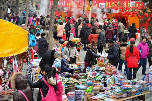 1月31日,市民、游客在北京大观园逛庙会。新华社记者 李鑫 摄
