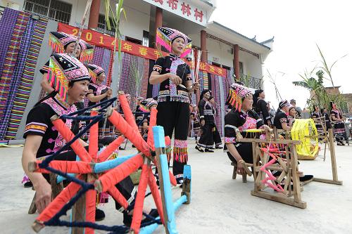 2月2日,广西壮族自治区百色市右江区阳圩镇布林村壮族群众在村文化活动中心展演民俗风情。当日是大年初三,广西百色布林村壮族群众举行春节文化展演活动。人们穿着节日盛装,参加跳农家舞、唱山歌、摆闹春宴、舞狮、拔河等民俗活动,欢度新春佳节。新华社发(韦万忠 摄)