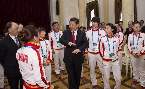 2月7日,中共中央总书记、国家主席、中央军委主席习近平在俄罗斯索契亲切看望参加第二十二届冬季奥林匹克运动会的中国体育代表团。这是习近平同运动员亲切交流。新华社记者 黄敬文 摄