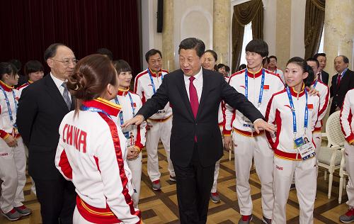 月7日,中共中央总书记、国家主席、中央军委主席习近平在俄罗斯索契亲切看望参加第二十二届冬季奥林匹克运动会的中国体育代表团。这是习近平同运动员亲切交流。新华社记者 黄敬文 摄