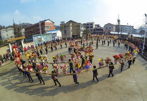 2月11日,浦江县白马镇旌坞村百姓在村里的广场上舞动板凳龙。当天共有三条板凳龙在村里“闹元宵”。新华社记者 徐昱 摄