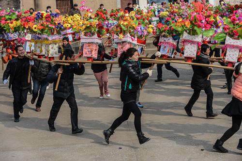 2月11日,浦江县白马镇旌坞村百姓抬着板凳龙在广场上舞动、奔跑。 新华社记者 徐昱 摄