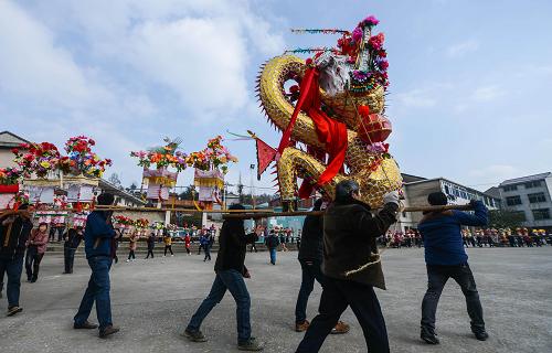 2月11日,浦江县白马镇旌坞村百姓抬着板凳龙在广场上舞动。 新华社记者 徐昱 摄