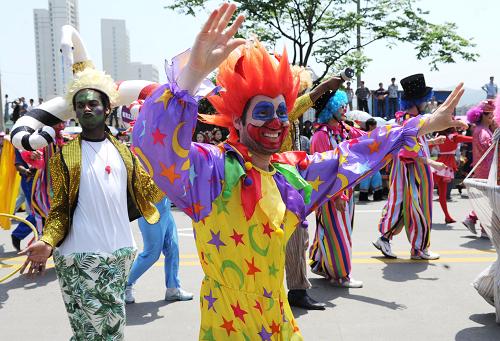 5月19日,来自加拿大表演队的马戏小丑们在“中国旅游日”开游大典上表演。新华社记者 徐昱 摄