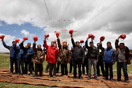 7月10日,电力建设者在青藏联网工程建设工地庆祝线路贯通。新华社发(祁正吉 摄)