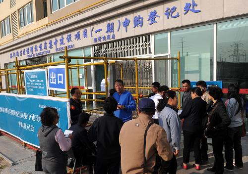 10月19日,市民前往青岛洛阳路片区经适房项目参加申购。近日,山东省青岛市2011年第二批保障房开始配售,4681套房源分布在4个项目:3个经济适用房项目和1个限价房项目。经适房最低均价为3667元/平方米,远低于周边房价。目前,青岛市列入2011年内开工计划的33个保障性住房项目、23148套房源已全部开工建设,并超额完成今年开工建设22460套保障性住房目标任务。