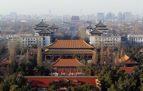 从景山公园山顶眺望北京中轴线北部的鼓楼大街(3月11日摄)。北京市东城区将从2013年起开始在现有旅游设施的基础上对“中轴线”区域内的旅游资源进行整合和提升,形成前门传统市井文化商业区、传统皇城文化观光区、传统皇城生活体验区三大板块,并将进一步完善旅游区域内的交通、环境、休憩、咨询等旅游公共服务体系条件。北京中轴线,南起永定门,向北依次经过正阳门、大明门(清代称大清门,民国称中华门,后被拆除)、天安门、端门、午门、太和门、太和殿、中和殿、保和殿、乾清门、乾清宫、坤宁宫、神武门、北上门(后被拆除)、景山最高点万春亭、寿皇殿、地安门(后被拆除)、鼓楼,最后直抵钟楼,全长7.8公里。这条中轴线串联着四重城,即外城、内城、皇城和紫禁城。北京城以这条中轴线为中心,形成了“东西对称”的棋盘式格局。新华社记者 李欣 摄
