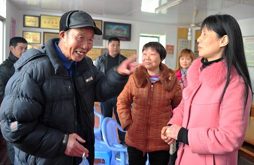3月14日,在卓洋乡秀峰村信访听证会后,被举报人村支书余某某(右一)的村财管理问题得到纪检监察部门的澄清,与村民代表和举报人互相取得谅解。 新华社记者魏培全摄
