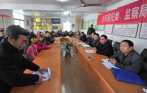 3月14日,举报人卓洋乡秀峰村村民卓某某(左一)在信访听证会现场向古田县纪委、监察局工作人员反映村书记余某某的村财管理问题。新华社记者 魏培全 摄