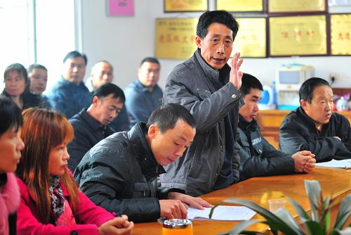 3月14日,卓洋乡秀峰村村民在信访听证会现场向古田县纪委、监察局工作人员现场提问。新华社记者 魏培全 摄