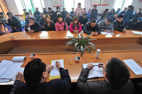 这是在福建省古田县卓洋乡秀峰村的信访听证会现场(3月14日摄)。“参加了信访听证会,村官清白不清白,村民们一听就明白了。”当日,一场别开生面的信访听证会在福建省古田县卓洋乡秀峰村村部举办。听证会由古田县纪委、监察局和卓洋乡主持,邀请信访人居住地村干部、老党员和50多名村民代表参加。2013年1月,卓洋乡秀峰村的部分村民在网络上实名举报村支书余某某在村财管理方面存在不透明和涉嫌侵占挪用扶贫救灾资金等问题。针对村民反映的问题,古田县纪检监察部门迅速介入调查,主动改“上访为下访”,广泛听取群众意见,并采取公开、公正、透明的听证会形式,让群众代表全程参与调查并监督调查工作,提高了信访调查工作的可信度,消除了群众疑虑,从而实现及时解决信访问题、化解农村干群矛盾、把信访问题解决在基层的目标。新华社记者 魏培全 摄