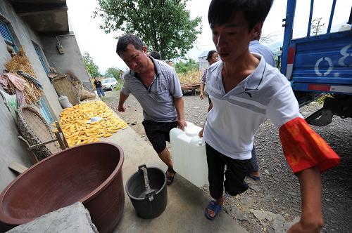 8月7日,重庆綦江区打通镇的送水队为村民送来饮用水。该镇政府组织的送水队已送水半个多月,每天为缺水严重的4个村送水150吨。新华社记者 李健 摄