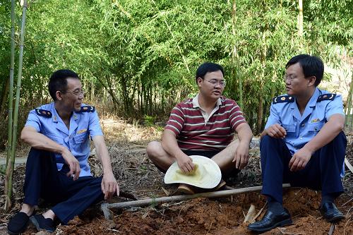 8月7日,工商干部来到贵阳市东风镇微型企业“开心农场”,帮助企业主申请银行的扶持贷款,指导创业。新华社记者 杨楹 摄