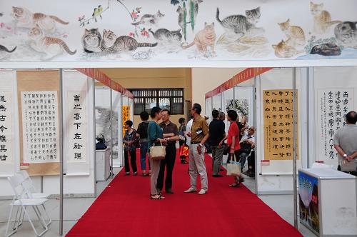 8月8日,在甘肃国际会展中心陇台书画交流展厅,市民欣赏陇台书画交流作品。当日,为期5天的第二届“陇台文化经贸交流周”活动在甘肃国际会展中心正式拉开帷幕。本届交流周活动丰富,包括陇台书画交流展、陇台书画学术研讨会、海峡两岸中国现代化研讨会,此外,台湾特色商品展、陇台中药材行业交流对接、陇台经贸合作项目签约仪式等经贸活动也将陆续开展。新华社记者 范培珅 摄