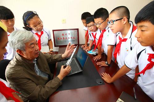9月26日,“神六”运载火箭系统总设计师刘竹生在瑞安市安阳实验中学院士专家工作站为同学们讲解火箭结构。新华社发(庄颖昶 摄)