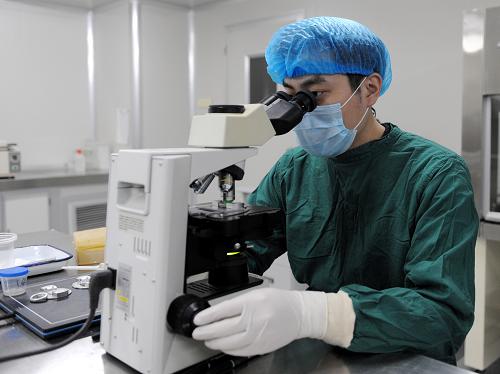 11月22日,河南省人类精子库的工作人员利用仪器检测精子质量。新华社记者 李博 摄