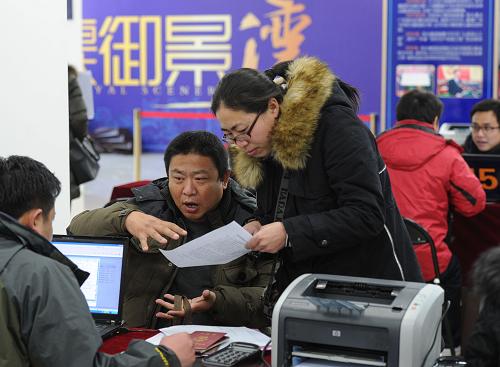 1月13日,申请者在现场提交资料并向工作人员咨询相关事宜。新华社记者 罗晓光 摄