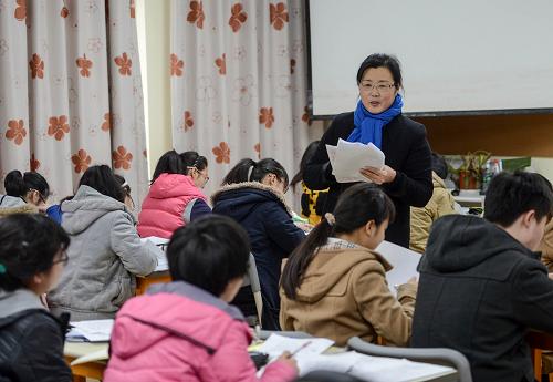 1月13日,实行“走班制”的杭州绿城育华学校,高一语文教师贾继华在上课。新华社记者 韩传号 摄