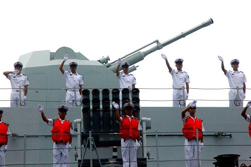 1月13日,中国海军第十五批护航编队官兵在抵达斯里兰卡亭可马里港时挥手致意。新华社记者 黄海敏 摄