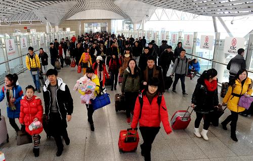 1月15日,旅客在合肥火车站进站。 新华社记者 刘军喜 摄