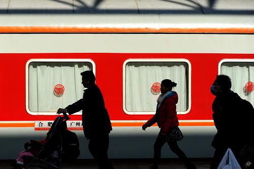 1月15日,旅客在合肥火车站站台上准备乘车。 新华社记者 刘军喜 摄