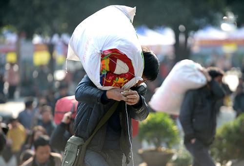 1月15日,在广西南宁火车站,一位乘客准备进站乘车。新华社记者 周华 摄