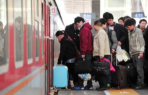 1月15日,旅客在宁夏银川火车站排队上车。新华社记者 彭昭之 摄