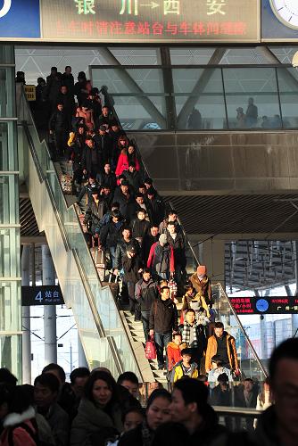 1月15日,旅客在宁夏银川火车站进站上车。新华社记者 彭昭之 摄