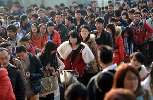 1月15日,旅客在江西南昌火车站排队进站。新华社记者 周科 摄