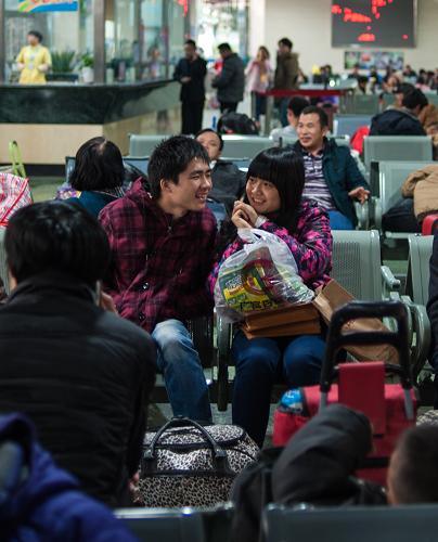 1月15日,在深圳汽车站,旅客等待上车。新华社记者 毛思倩 摄