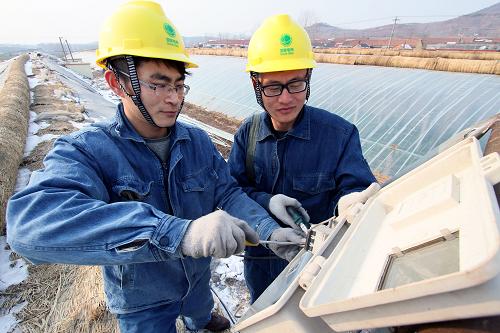 2月8日,国网莒南县供电公司员工在检查大棚卷帘机设备。近日,山东大部分地区雪后气温骤降,部分地区最低温度达-13℃,气象部门持续发布道路结冰橙色预警。低温给莒南蔬菜基地的2.5万亩大棚蔬菜带来了严峻考验,大多数种植户购置了卷帘机、加湿器和空调加以应对。为保证基地安全正常用电,国网山东莒南县供电公司启动应急预案,对辖区内重点抗低温地段用电电器及其辅助设施进行了全面检查,同时深入田间地头,为种植户检修各类机电设施,随时处理种植户用电方面出现的问题。新华社发(主庆霞 摄)